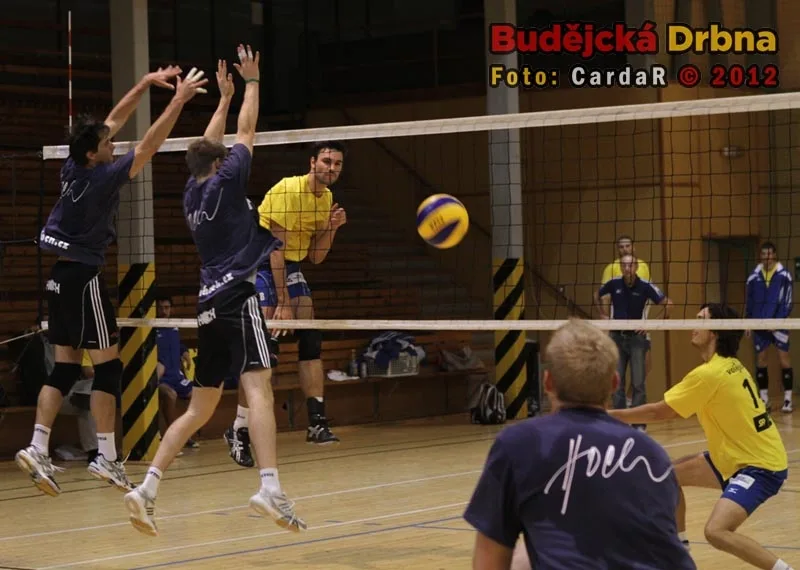Mlčuch útočí kolem bloku Sobotky s Filou (zprava)