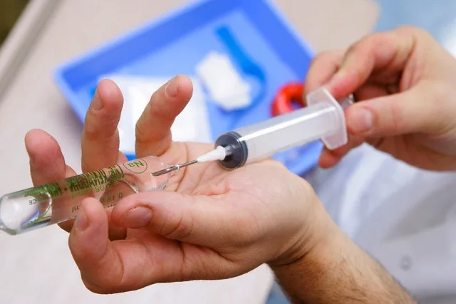 Strážníci našli a zlikvidovali 15 injekčních stříkaček