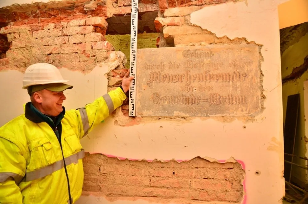 Pamětní deska z roku 1892 připomínající 20. výročí dokončení městského chlapeckého sirotčince
