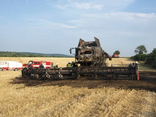 Spálený kombajn, foto: HZS JMK