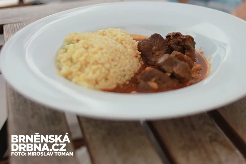 Pštrosí menu v kavárně Era. Zde ragú z marinovaného pštrosího masa s bulgurem, foto: Brněnská Drbna, Miroslav Toman