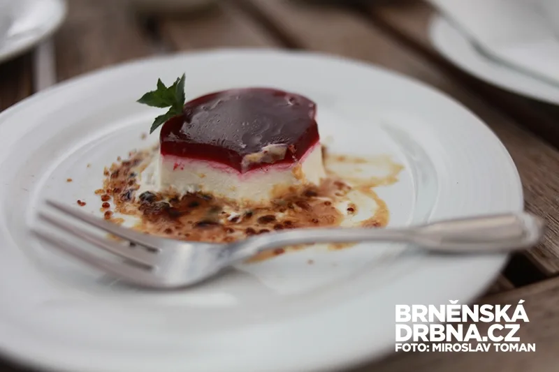 Pannacotta s višňovým želé byla vynikající