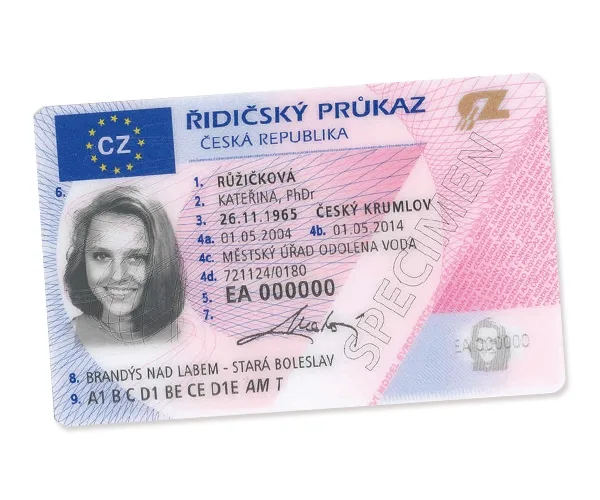 Od 1. ledna 2014 budou platné pouze řidičáky v podobě plastové karty, foto: Ministerstvo Dopravy