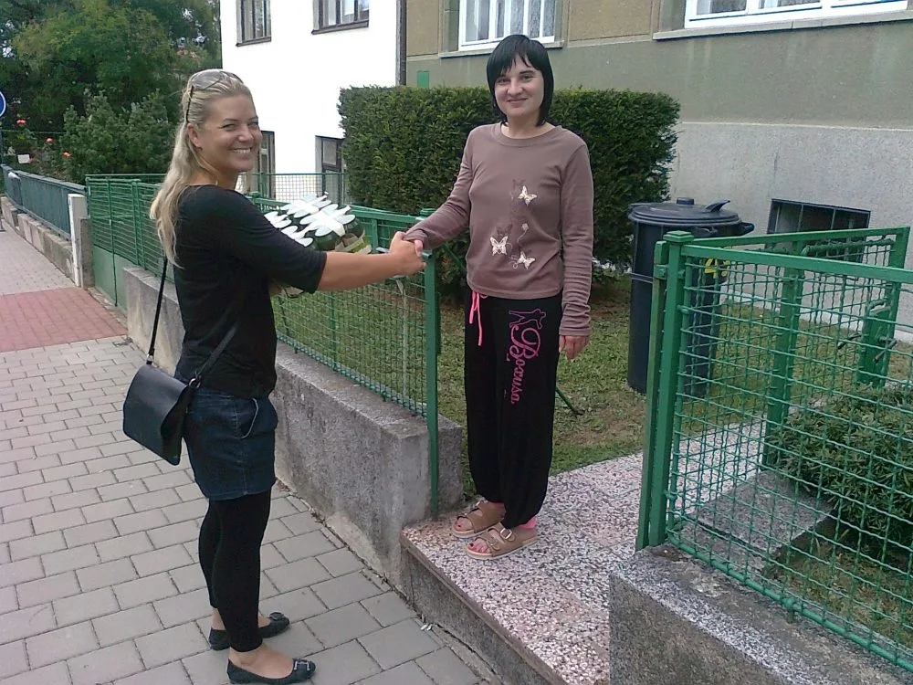 Cenu za vítěze převzala jeho přítelkyně