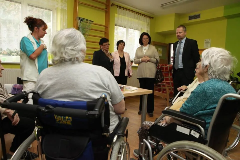 Miroslava Němcová a Petr Fiala v domě seniorů