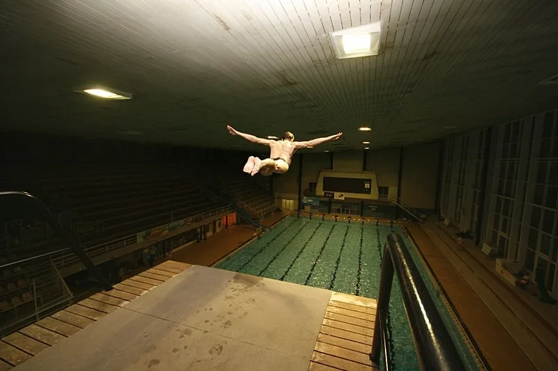 Cliff Diver Jan Bílý v tréninku při skoku do bazénu. Foto Michael Hon