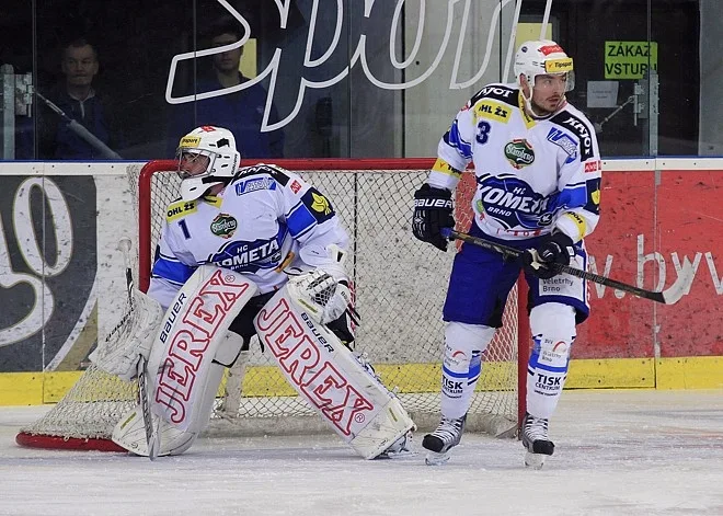 Gólman Čiliak s útočníkem Kempným, foto: HC Kometa Brno, Ivo Dostál
