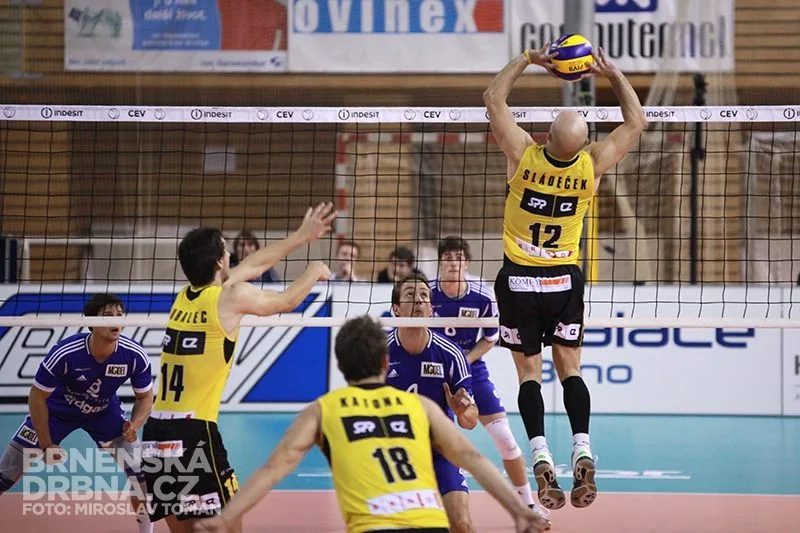Nahrávač Sládeček zakládá útok, foto: Brněnská Drbna, Miroslav Toman