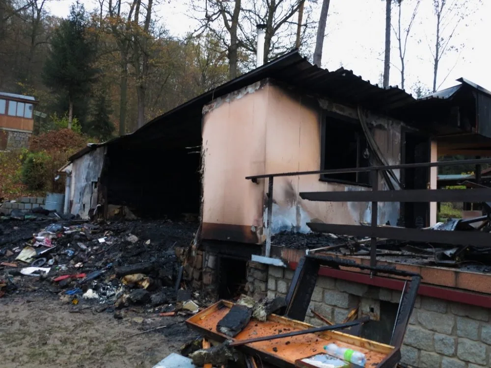 Vyhořelá chata, foto: HZS JMK