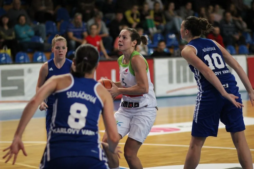 Hráčka IMOSu Vlková zakončuje v utkání s Vary. Zdroj: IMOS Brno