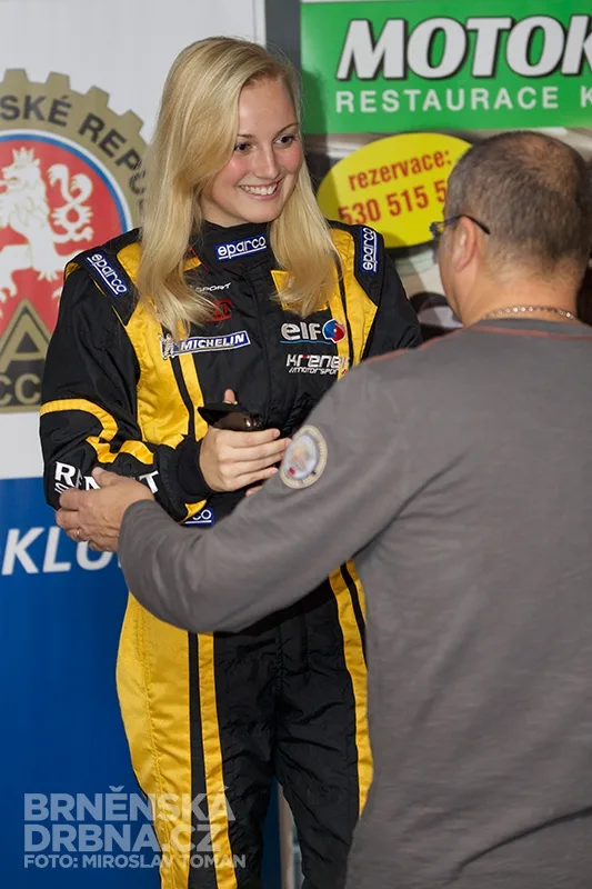 Gabriela Jílková, která závodí v seriálu Renault 2.0 s formulí týmu Křenek motorspor přebírá trofej pro celkového vítěze motokárového závodu, foto: Brněnská Drbna