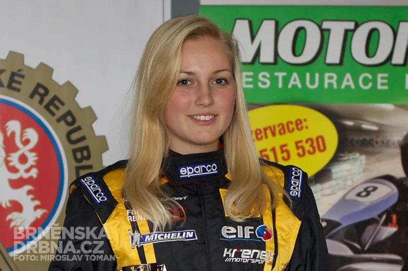 Gabriela Jílková, která závodí v seriálu Renault 2.0 s formulí týmu Křenek motorspor přebírá trofej pro celkového vítěze motokárového závodu, foto: Brněnská Drbna