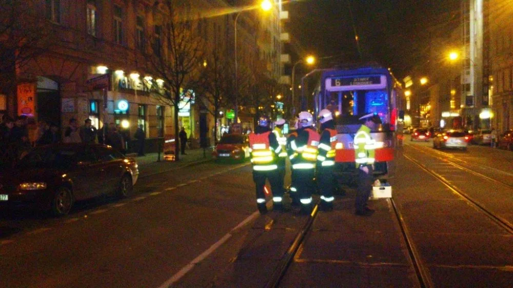 Hasiči vyprošťovali zpod tramvaje ženu, foto: hasiči