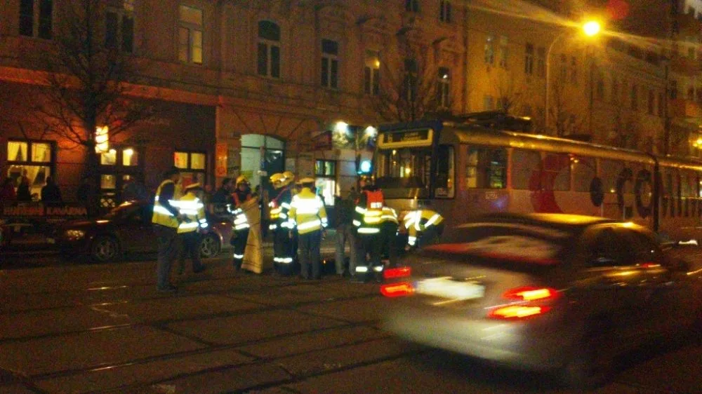 Hasiči vyprošťovali zpod tramvaje ženu, foto: hasiči