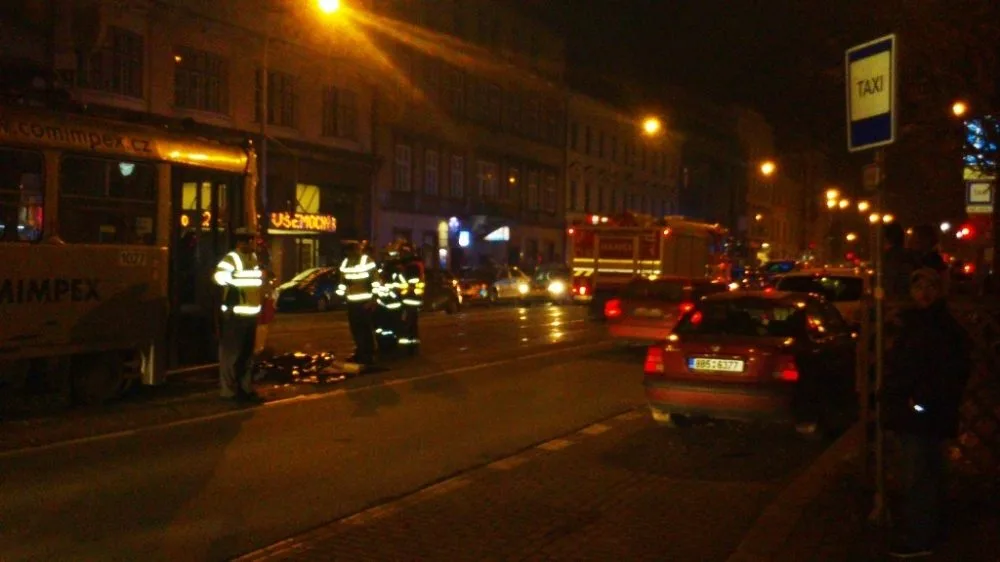 Hasiči vyprošťovali zpod tramvaje ženu, foto: hasiči