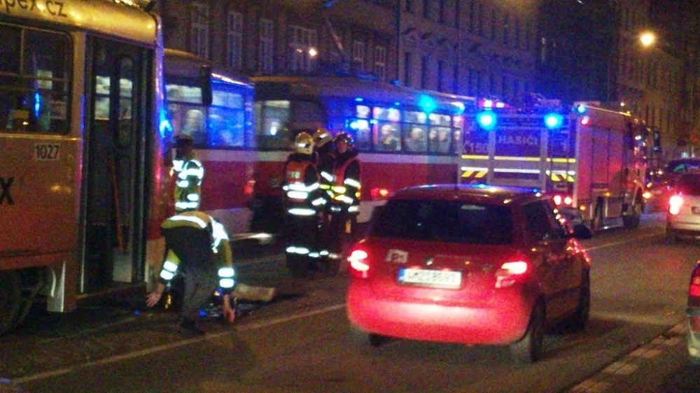 Hasiči vyprošťovali zpod tramvaje ženu, foto: hasiči