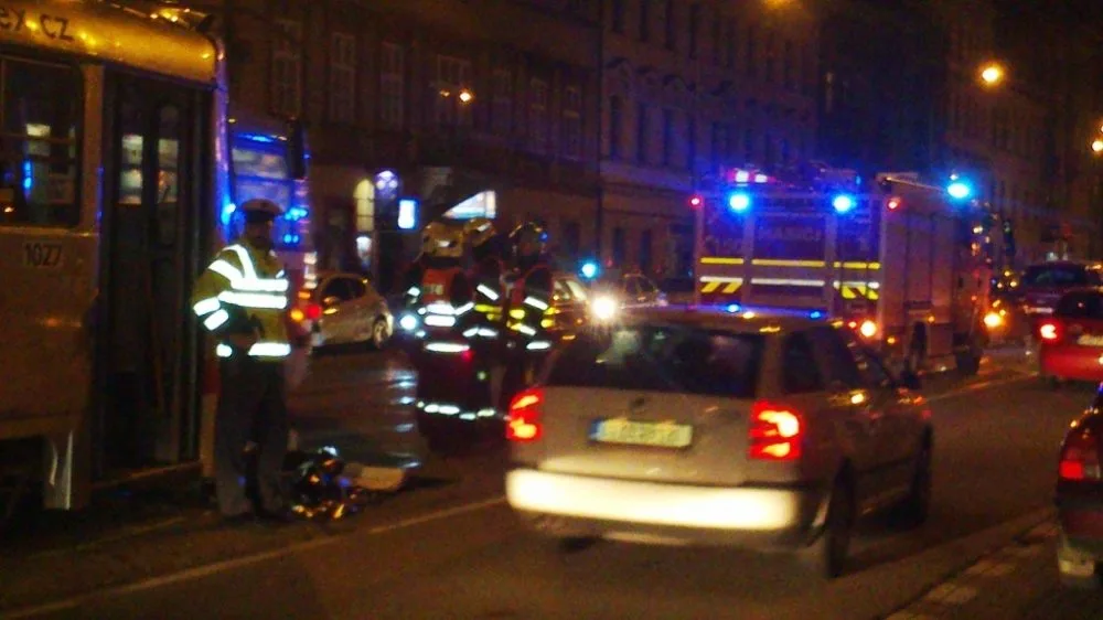 Hasiči vyprošťovali zpod tramvaje ženu, foto: hasiči