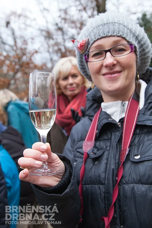 Návštěvníci si připili na zdraví medvědů sektem. Na snímku tisková mluvčí zoo Monika Brindzáková, foto: Brněnská Drbna, Miroslav Toman