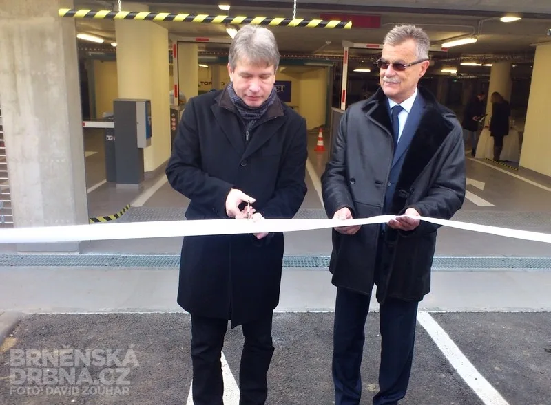 Primátor Brna Roman Onderka (vlevo) slavnostně otevírá parkoviště u Janáčkova divadla, foto: Brněnská Drbna, David Zouhar