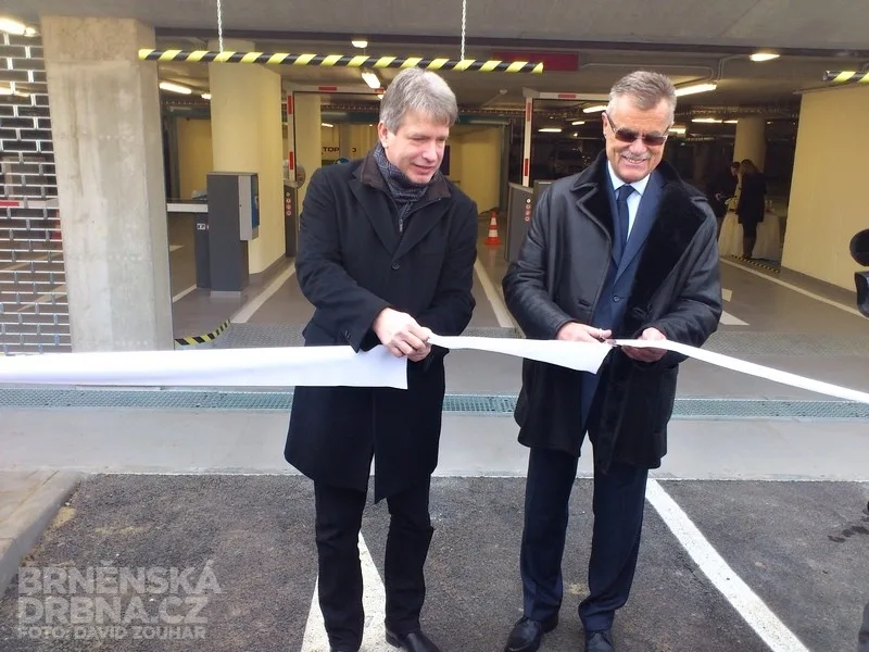 Primátor Brna Roman Onderka (vlevo) slavnostně otevírá parkoviště u Janáčkova divadla, foto: Brněnská Drbna, David Zouhar