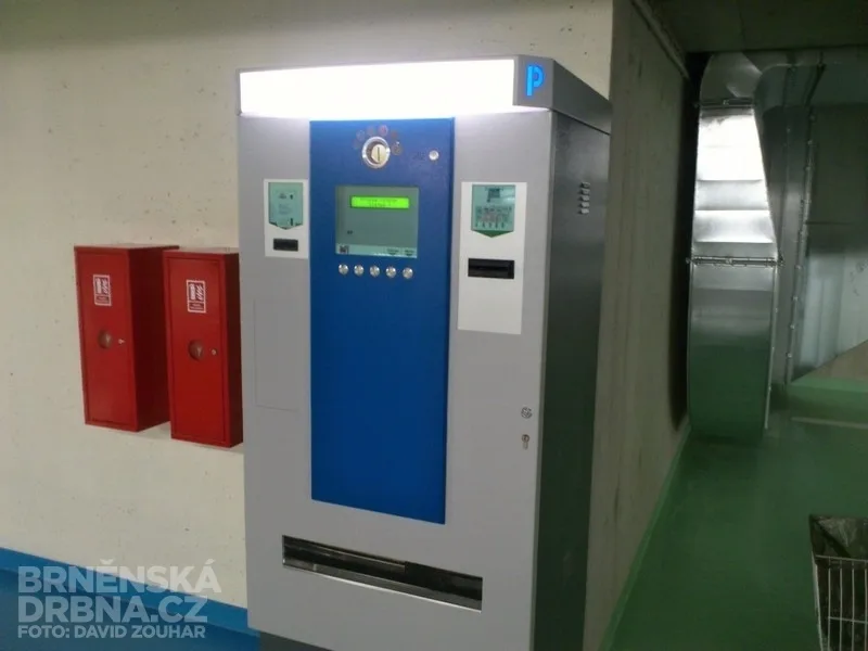 Parkovací automaty jsou umístěny u každého vchodu, foto: Brněnská Drbna, David Zouhar