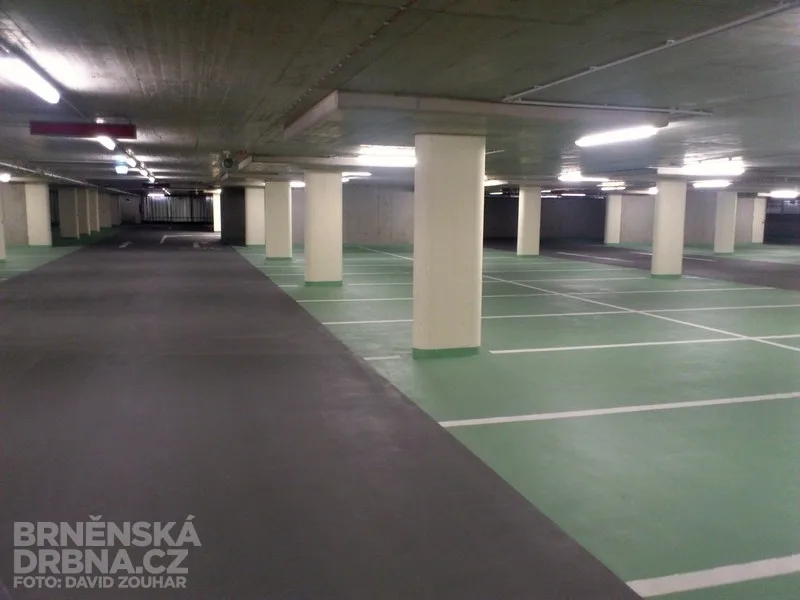 Garáže u Janáčkova divadla nabízejí prostornou parkovací plochu, foto: Brněnská Drbna, David Zouhar