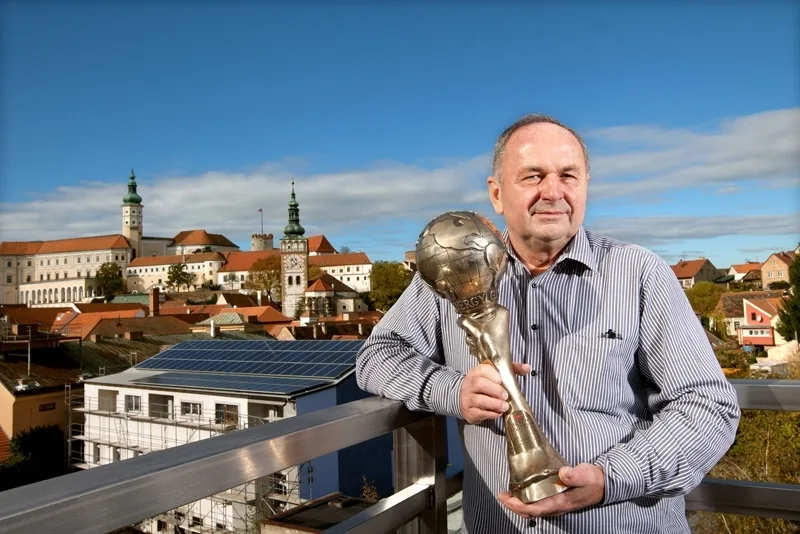 Jiří Marian s cenou pro vítěze E.ON Energy Globe Award ČR 2013