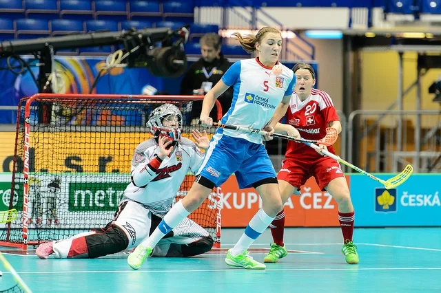 Eliška Krupnová střeží prostor před brankou českého týmu v utkání o bronz. Zdroj: WFC2013