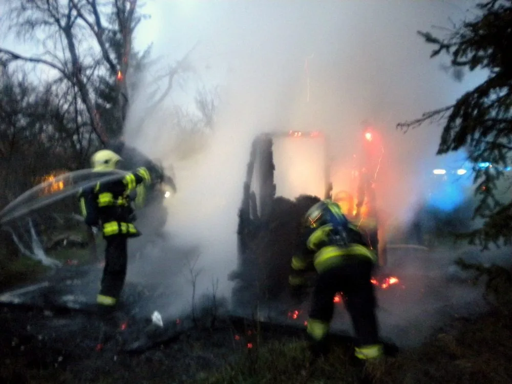Hasiči krotily plameny při požáru chatky v Pivovarské ulici, foto: hasiči