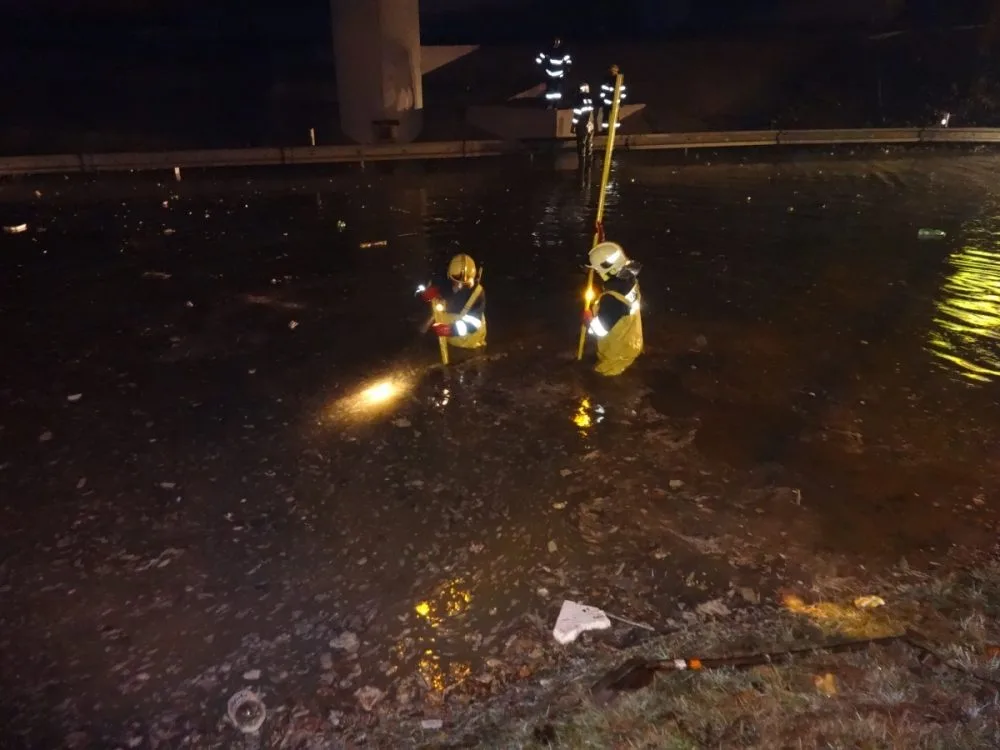 Hasiči odklízejí vodní lagunu v Hradecké ulici, foto: hasiči JMK
