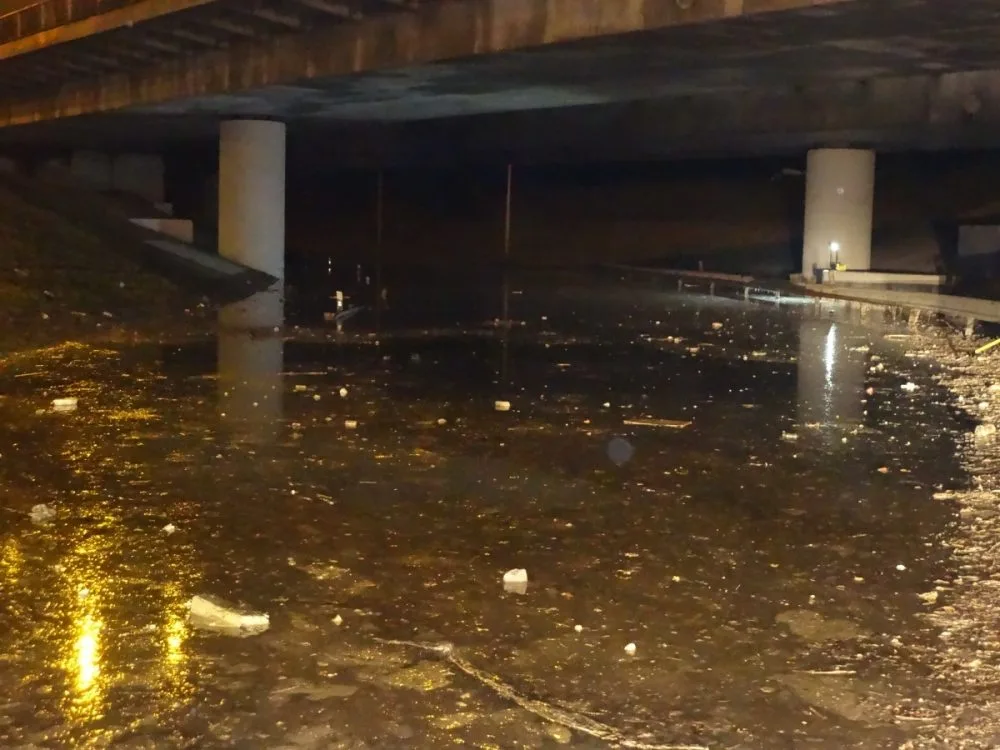 Hasiči odklízejí vodní lagunu v Hradecké ulici, foto: hasiči JMK
