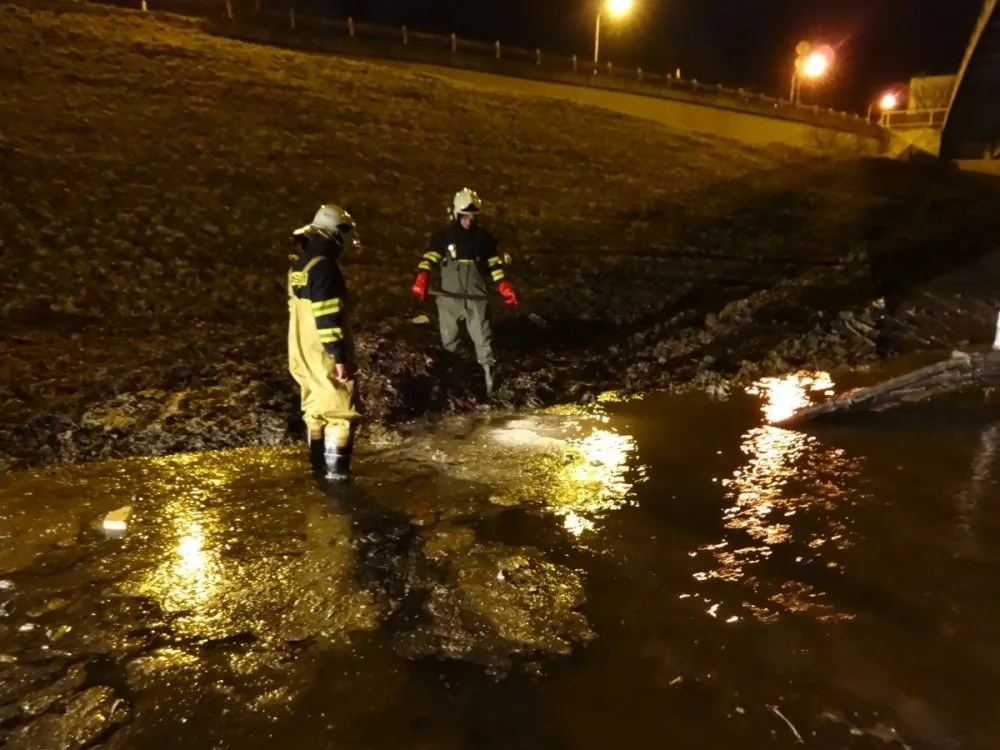 Hasiči odklízejí vodní lagunu v Hradecké ulici, foto: hasiči JMK