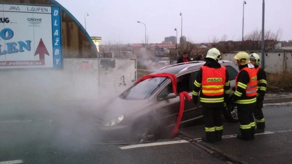 Hasiči vytahovali z jámy auto, foto: hasiči JMK