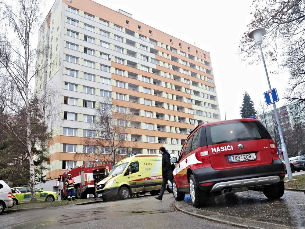 Hasiči likvidovali požár paneláku, foto: hasiči JMK