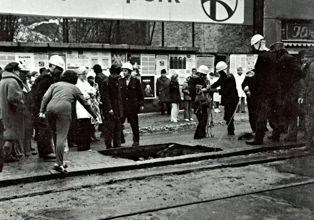 Hasiči zasahovali před osmatřicetilety u propadu půdy v Pekařské ulici, foto: hasiči JMK