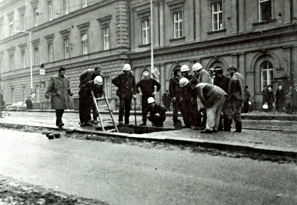 Hasiči zasahovali před osmatřicetilety u propadu půdy v Pekařské ulici, foto: hasiči JMK
