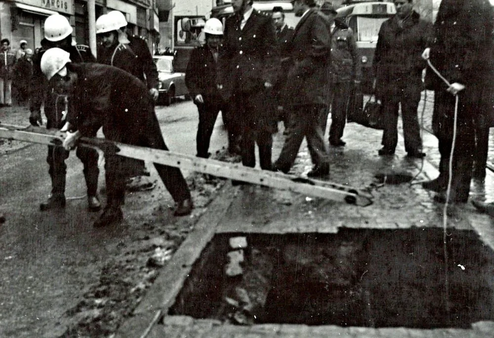 Hasiči zasahovali před osmatřicetilety u propadu půdy v Pekařské ulici, foto: hasiči JMK