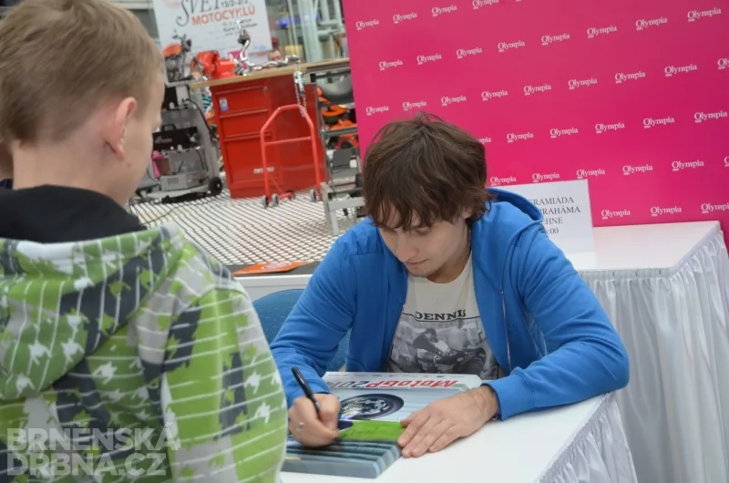 Motocyklový jezdec Karel Abraham se podepisoval fanouškům v Olympii, foto: Brněnská Drbna, Hana Mikešová