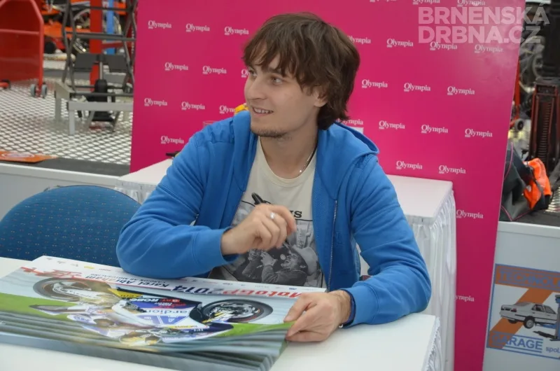 Motocyklový jezdec Karel Abraham se podepisoval fanouškům v Olympii, foto: Brněnská Drbna, Hana Mikešová