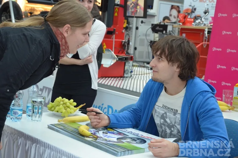 Fanynka Jitka Svobodová si od Karla Abrahama nechala podepsat banán, foto: Brěnská Drbna, Hana Mikešová