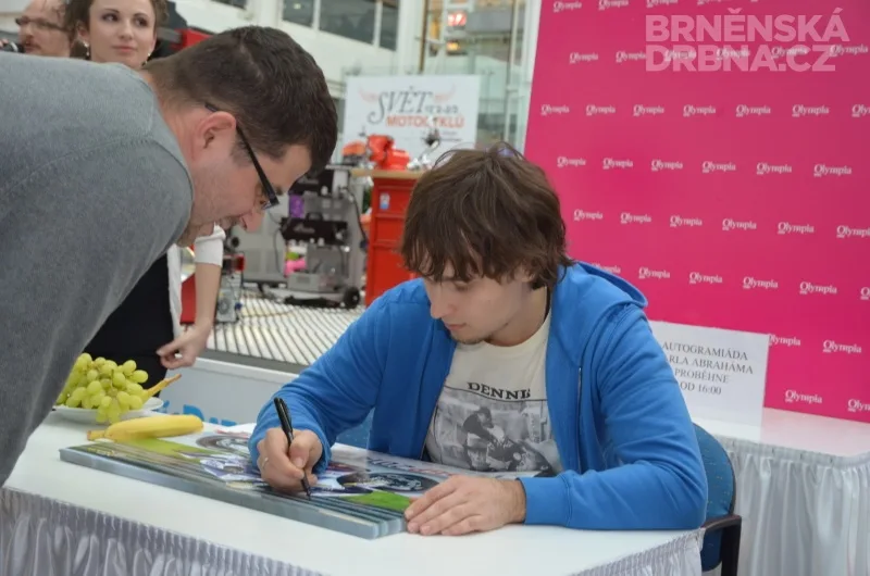 Motocyklový jezdec Karel Abraham se podepisoval fanouškům v Olympii, foto: Brněnská Drbna, Hana Mikešová