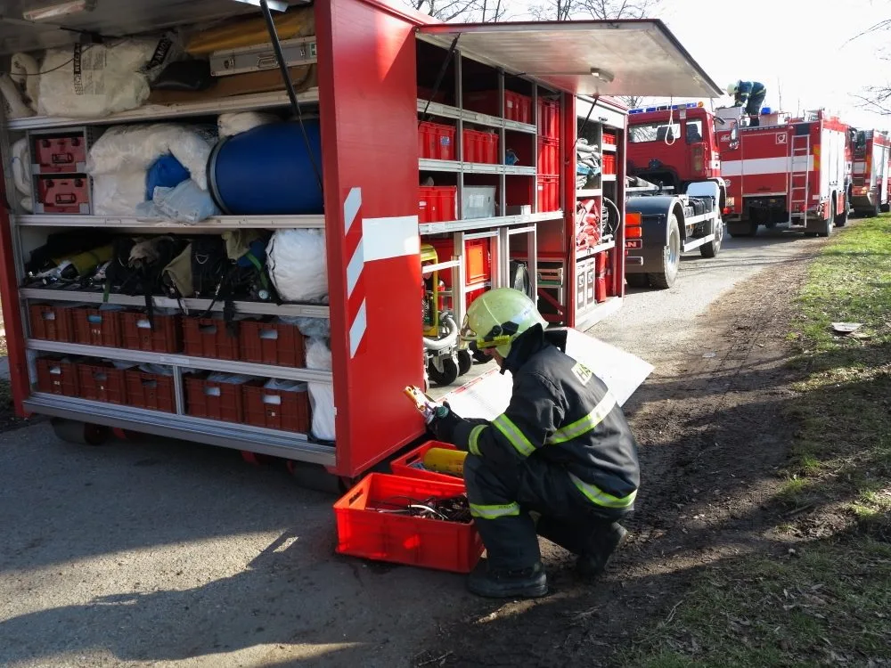 Hasiči likvidovali ropnou látku na řece Svratce, foto: hasiči JMK