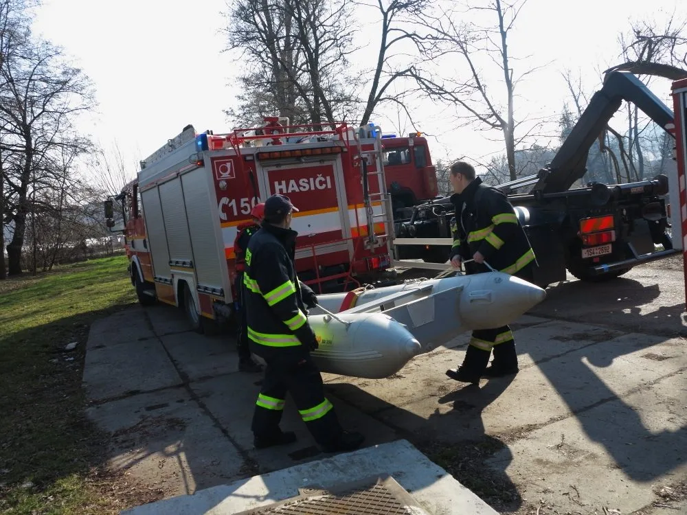 Hasiči likvidovali ropnou látku na řece Svratce, foto: hasiči JMK