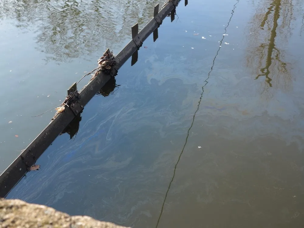 Hasiči likvidovali ropnou látku na řece Svratce, foto: hasiči JMK
