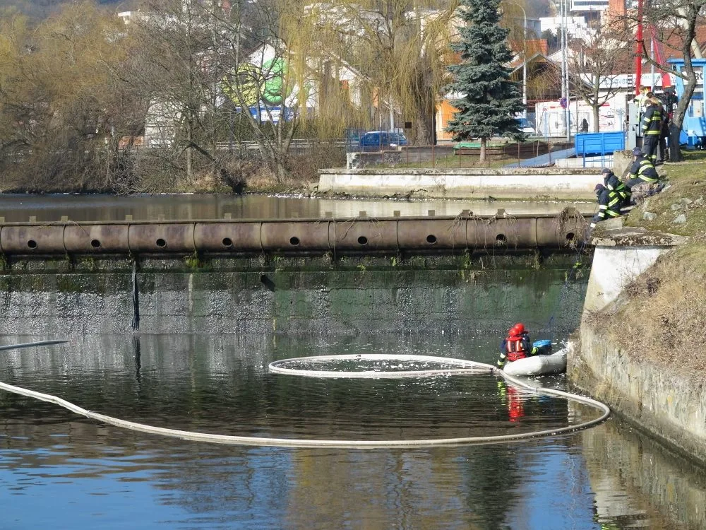 Hasiči likvidovali ropnou látku na řece Svratce, foto: hasiči JMK