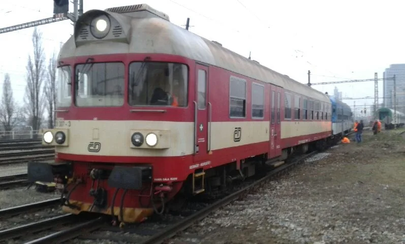 Vykolejený vlak na hlavním nádraží, foto: Drážní inspekce