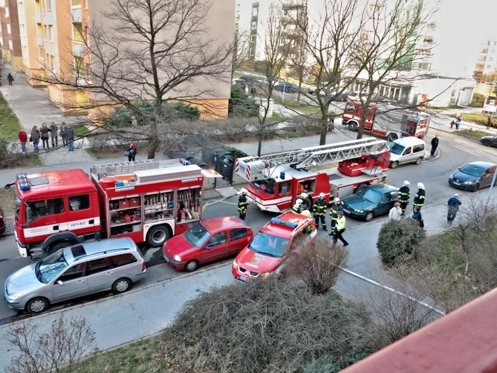 Hasiči likvidovali požár v Prušánecké ulici na Vinohradech, foto: hasiči JMK