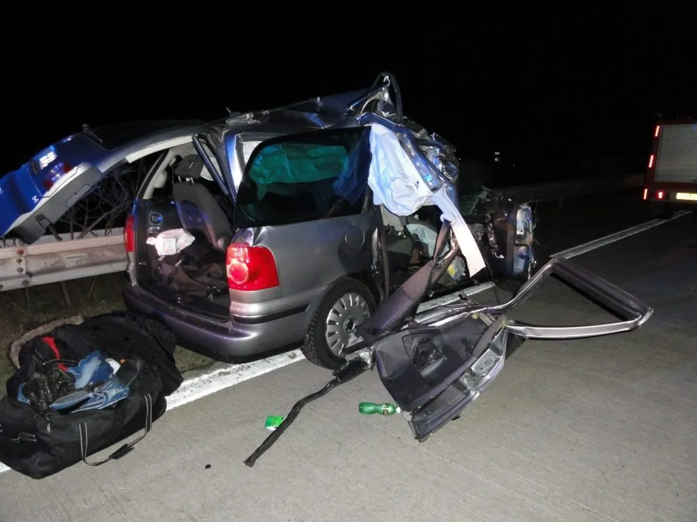 Zničený osobní automobil, foto: HZS JMK