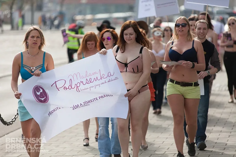Průvod za sedící podprsenky, foto: Brněnská Drbna, Miroslav Toman