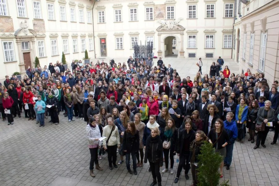 Gymnazisté zpívali na nádvoří Nové radnice i v roce 2012, foto: Gymnasia Cantant, Milan Hiesböck
